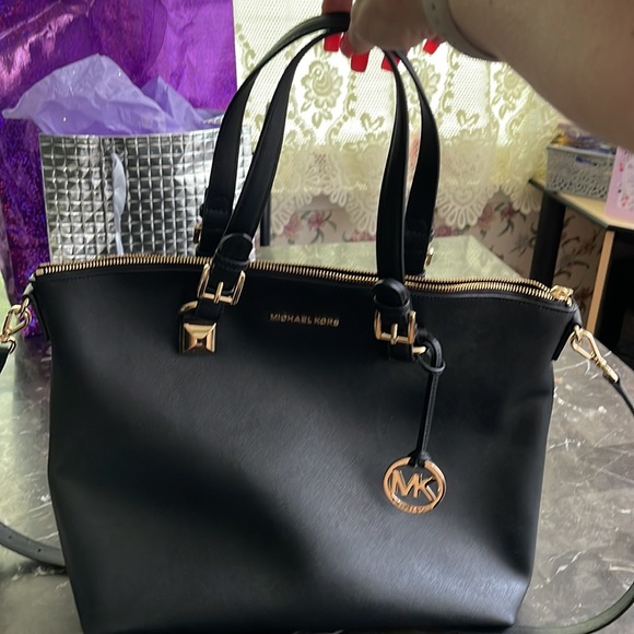 Michael Kors large black bag. Excellent condition no tears or marks on it - Picture 11 of 12